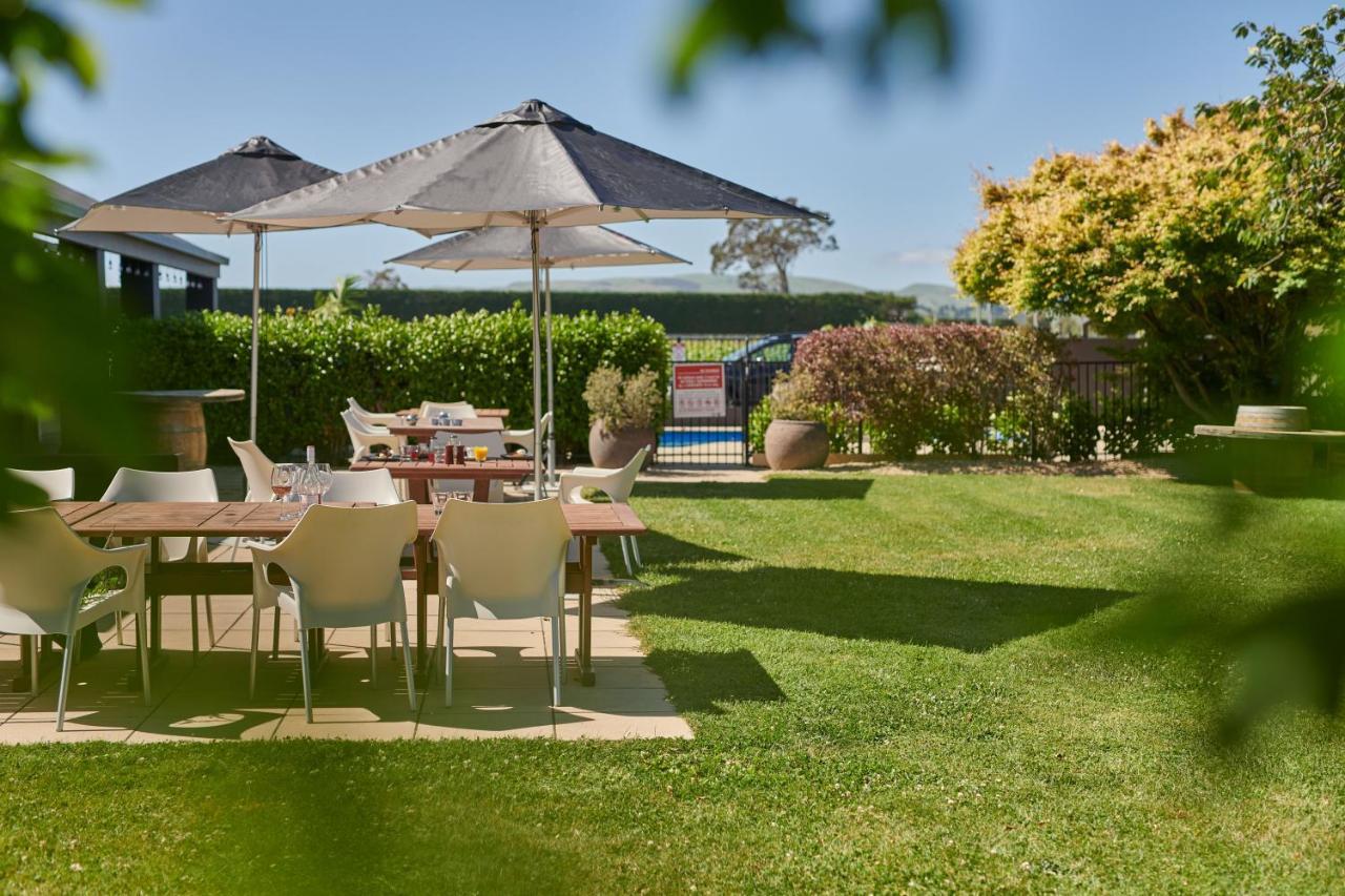 Parehua Resort Martinborough Esterno foto The garden at the hotel