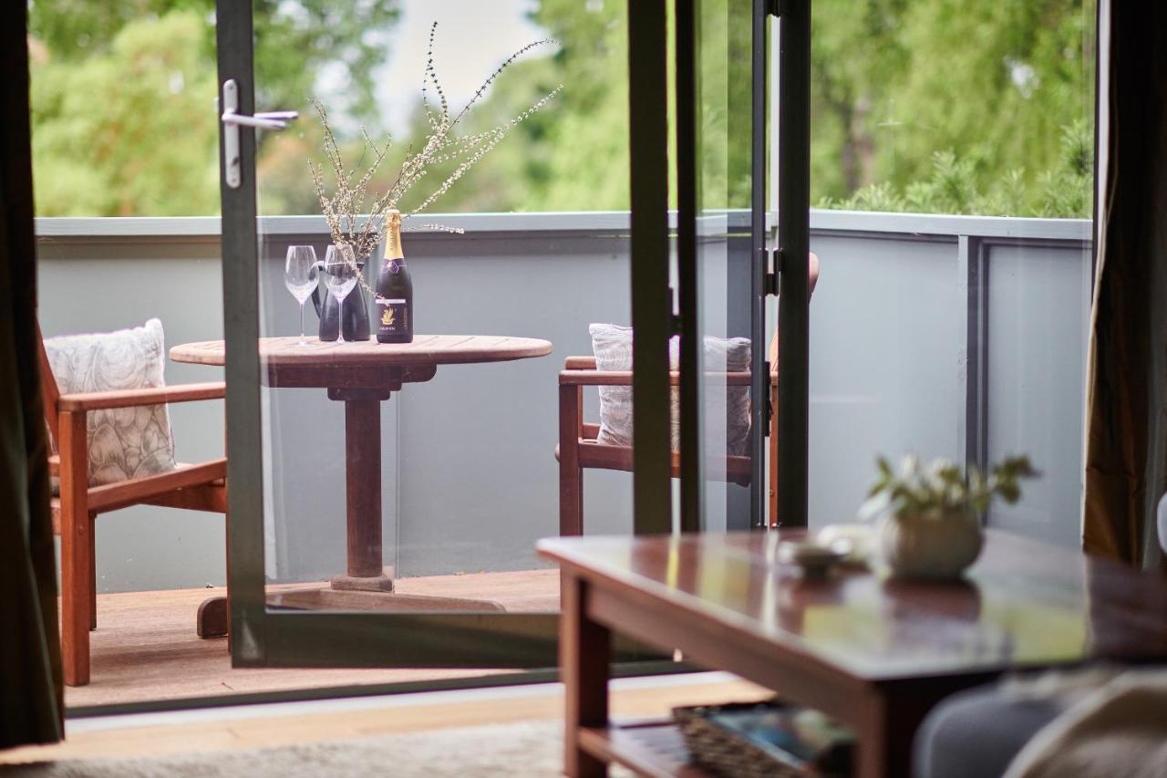 Parehua Resort Martinborough Esterno foto A balcony