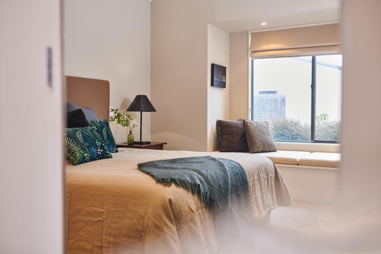 Parehua Resort Martinborough Esterno foto A bedroom at the hotel