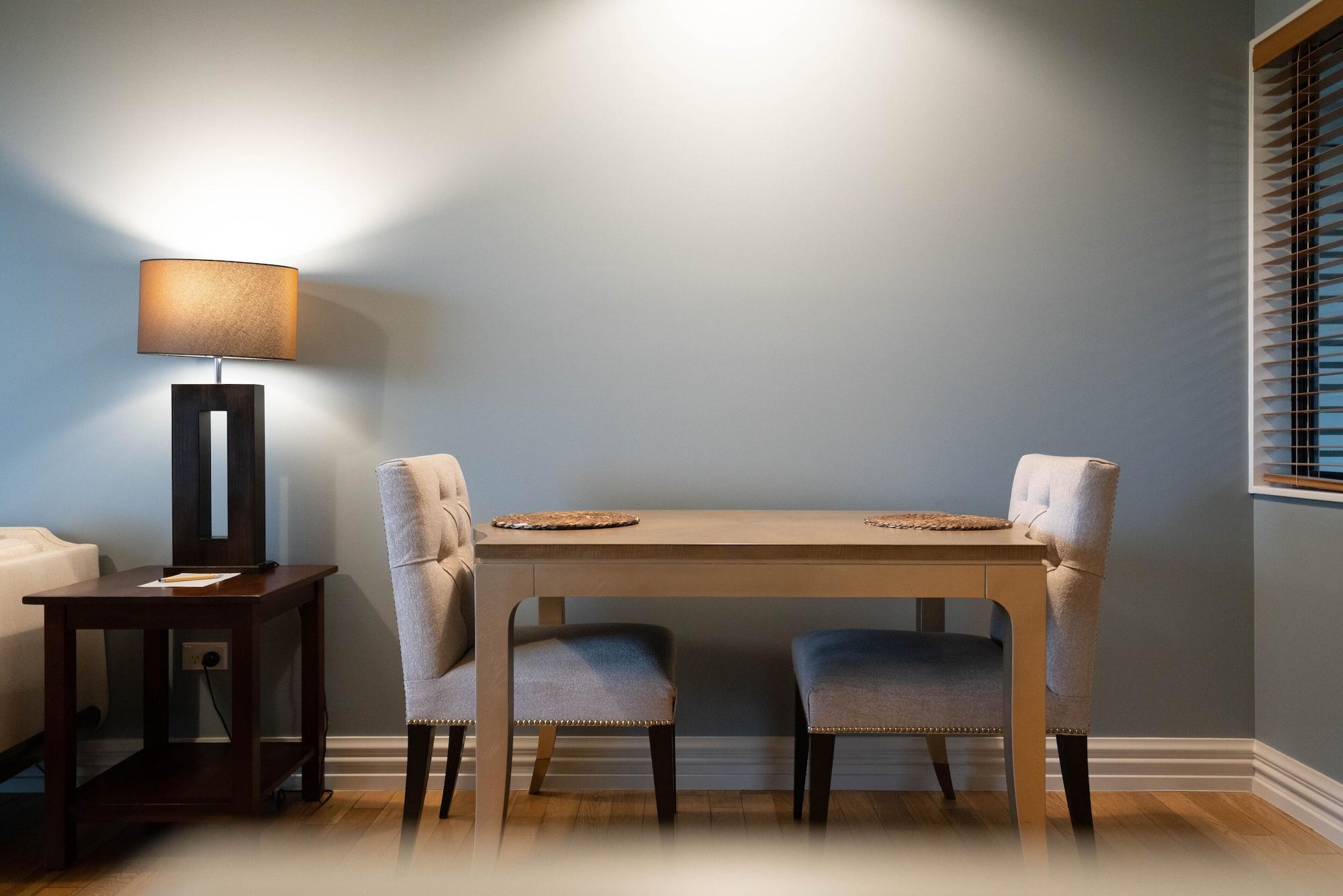 Parehua Resort Martinborough Esterno foto A dining room table