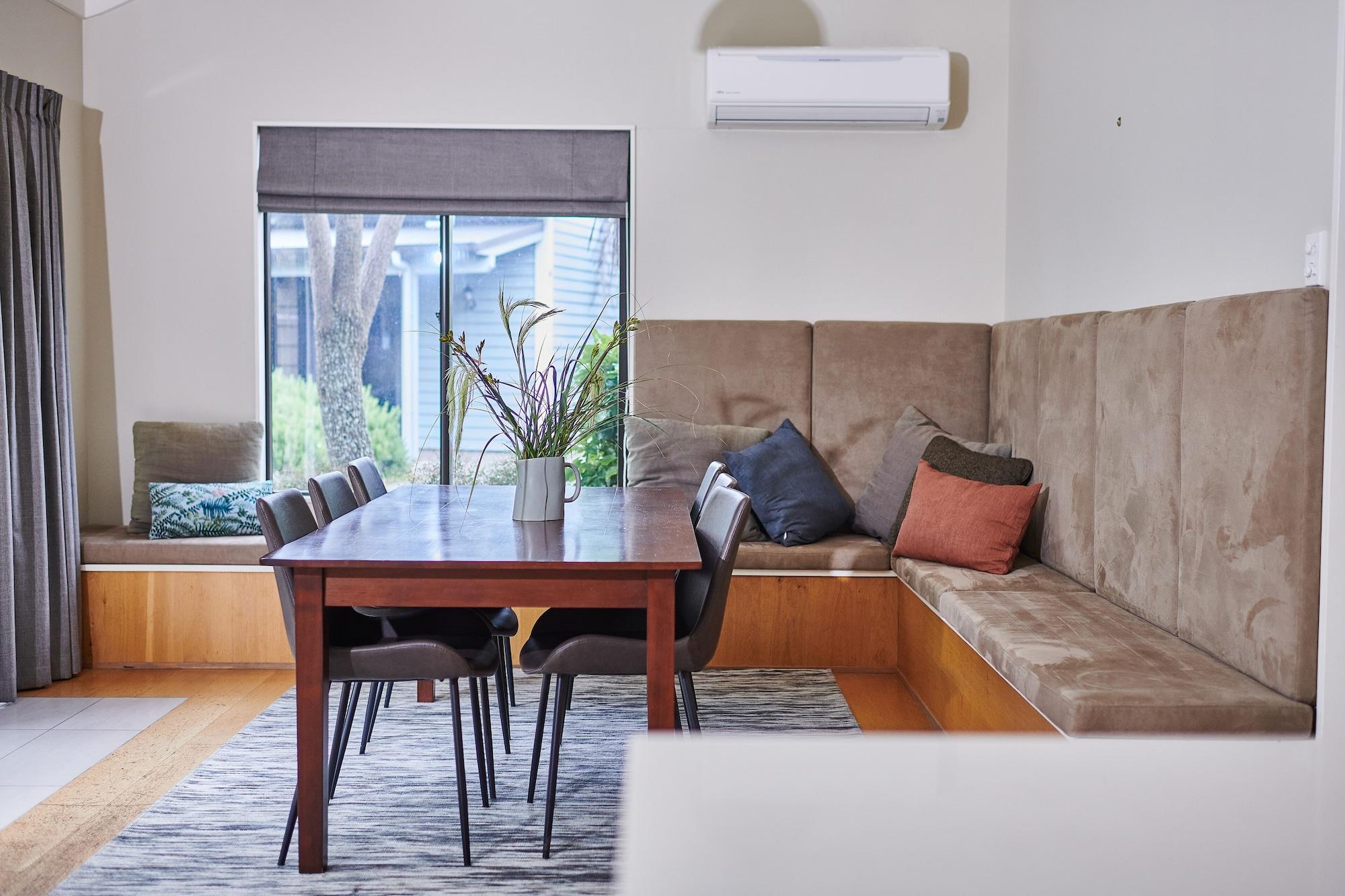Parehua Resort Martinborough Esterno foto A dining room with a built-in bench seat