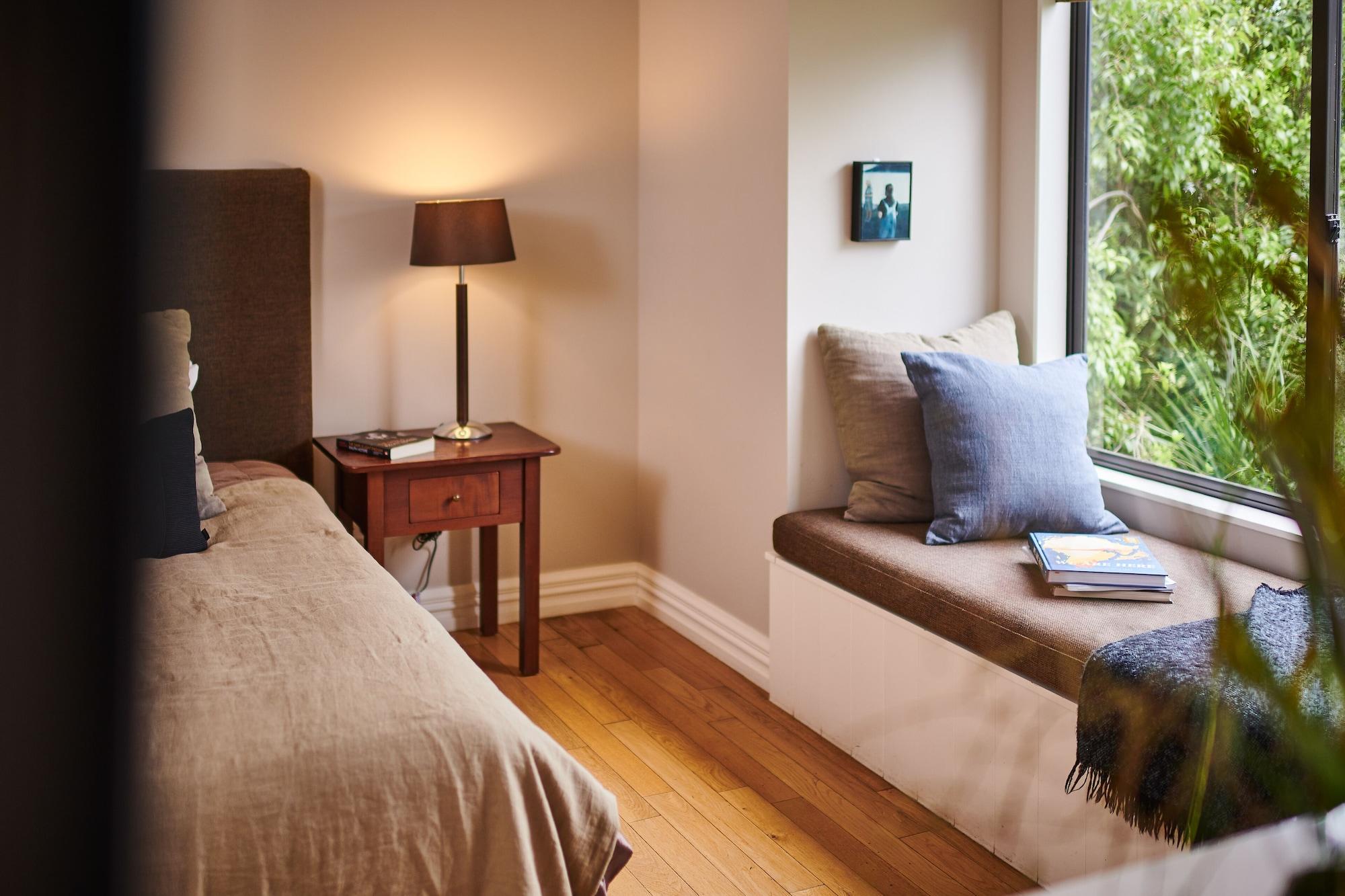 Parehua Resort Martinborough Esterno foto A window seat in a bedroom