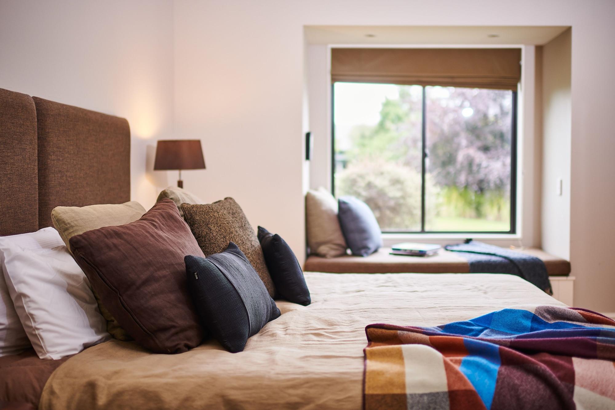 Parehua Resort Martinborough Esterno foto A bedroom at the hotel