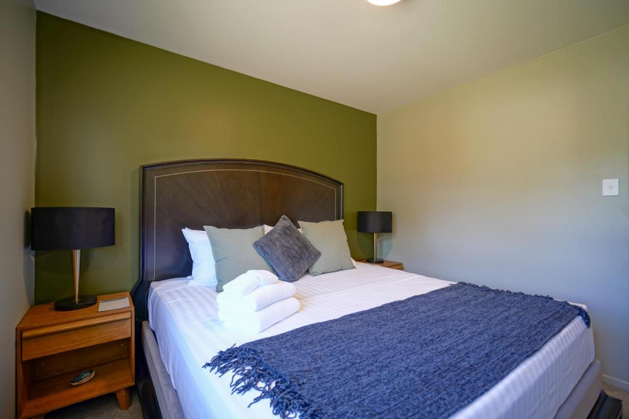 Parehua Resort Martinborough Esterno foto A bedroom