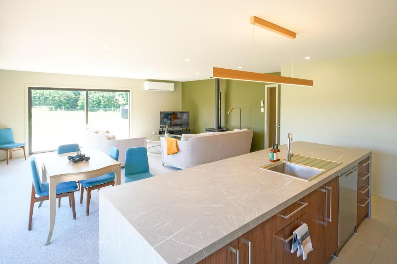 Parehua Resort Martinborough Esterno foto A kitchen with a linear layout