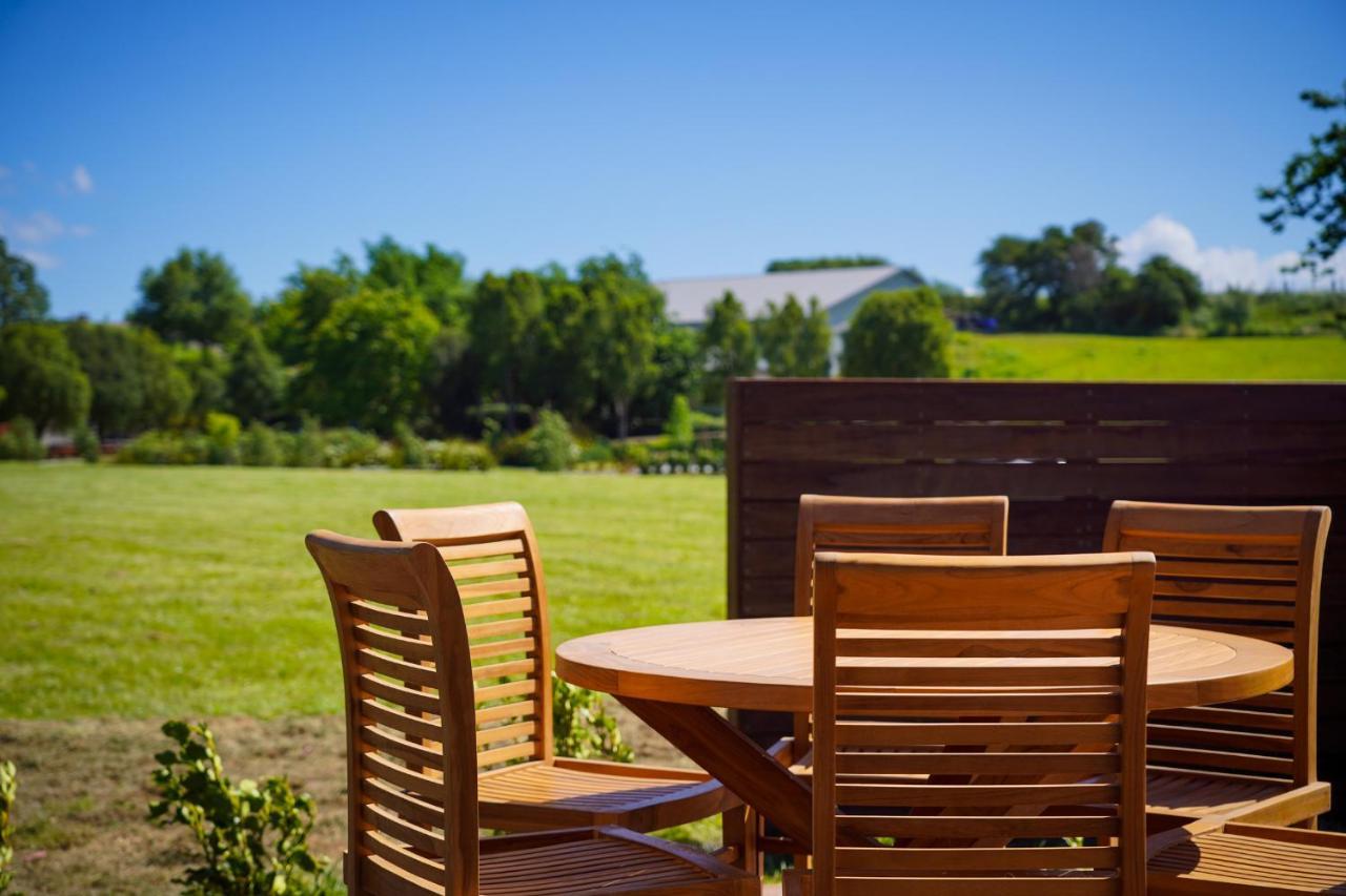Parehua Resort Martinborough Esterno foto Outdoor furniture