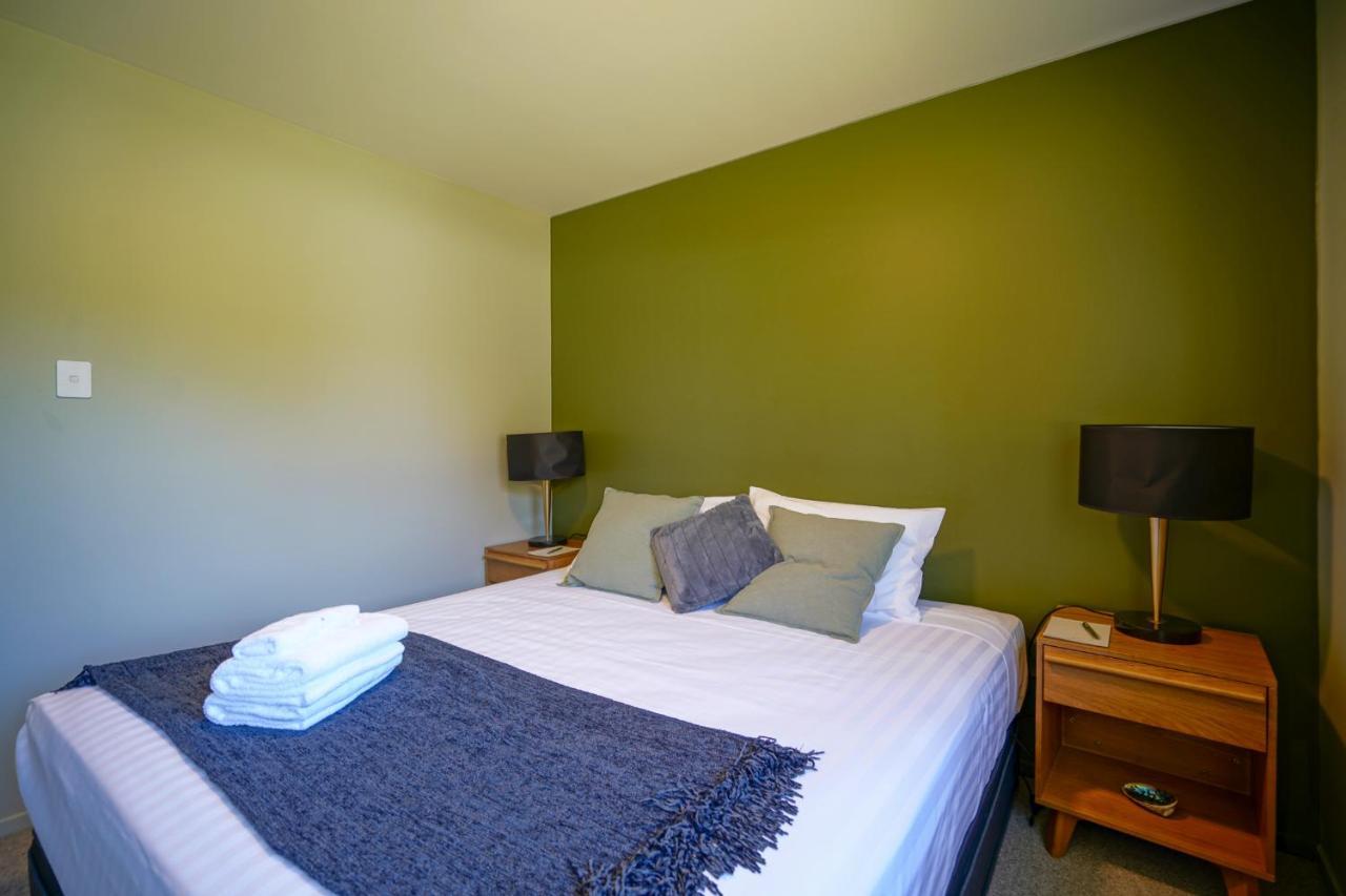 Parehua Resort Martinborough Esterno foto A bedroom at the hotel