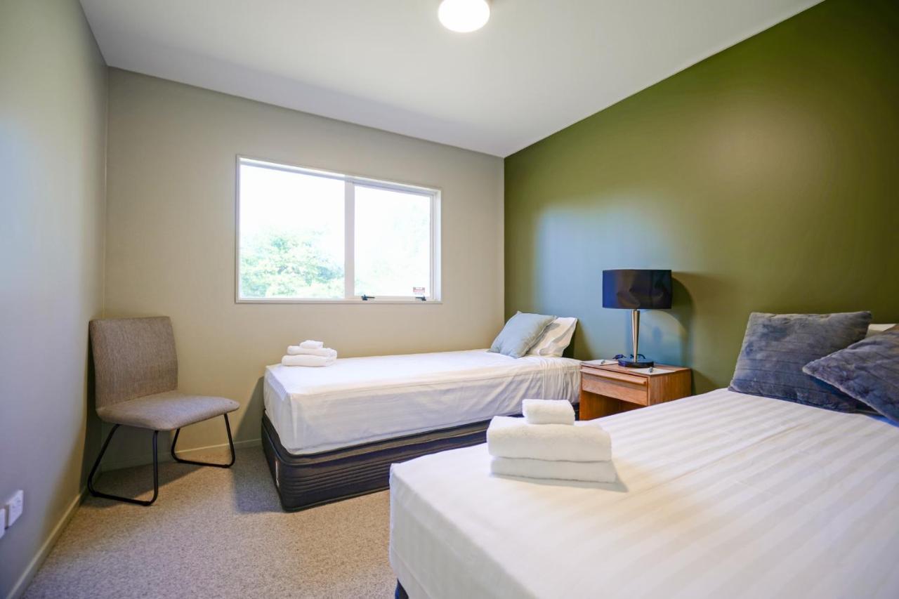 Parehua Resort Martinborough Esterno foto A bedroom at the hotel