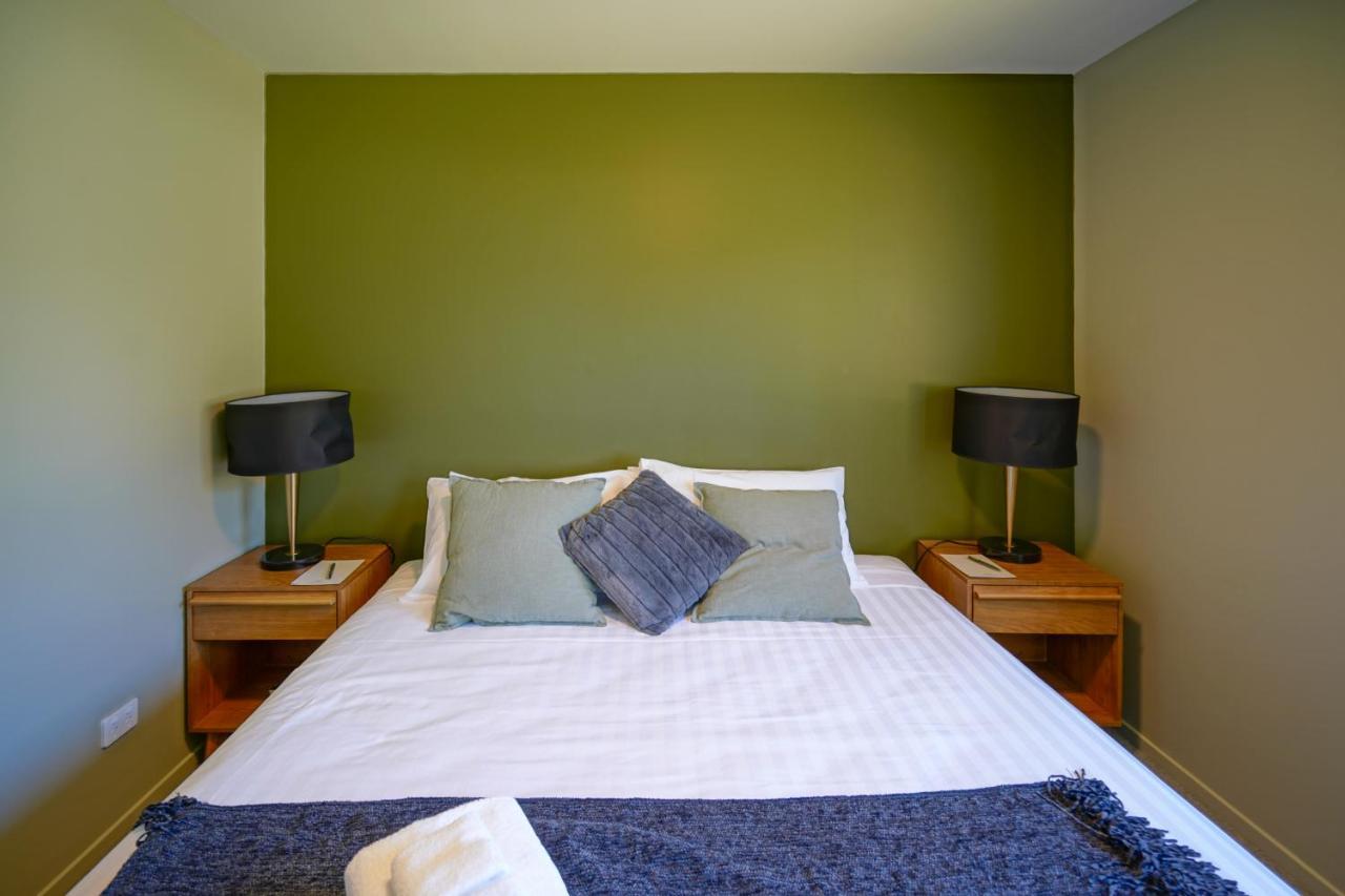 Parehua Resort Martinborough Esterno foto A bedroom at the hotel
