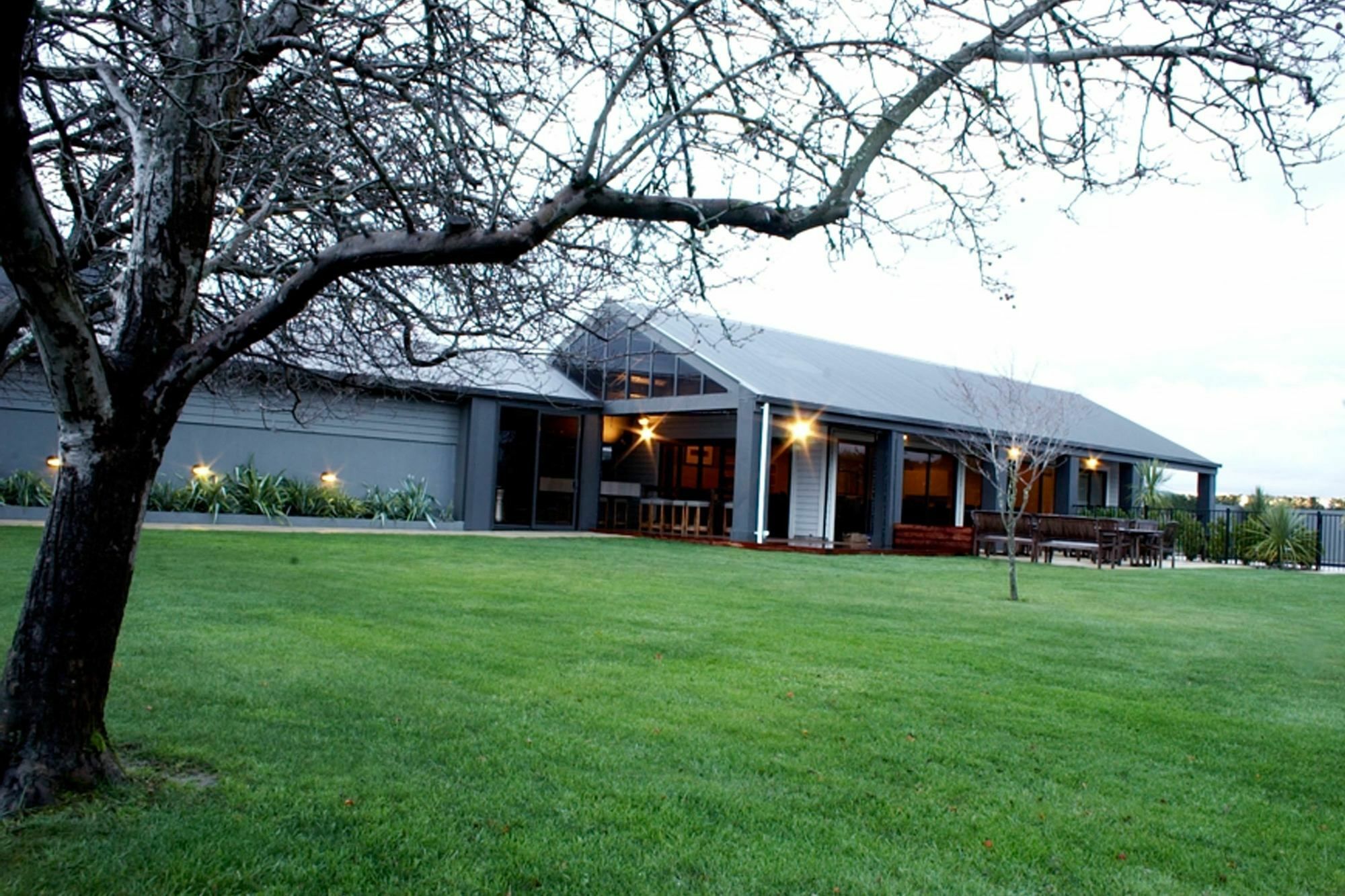 Parehua Resort Martinborough Esterno foto The clubhouse at the golf course